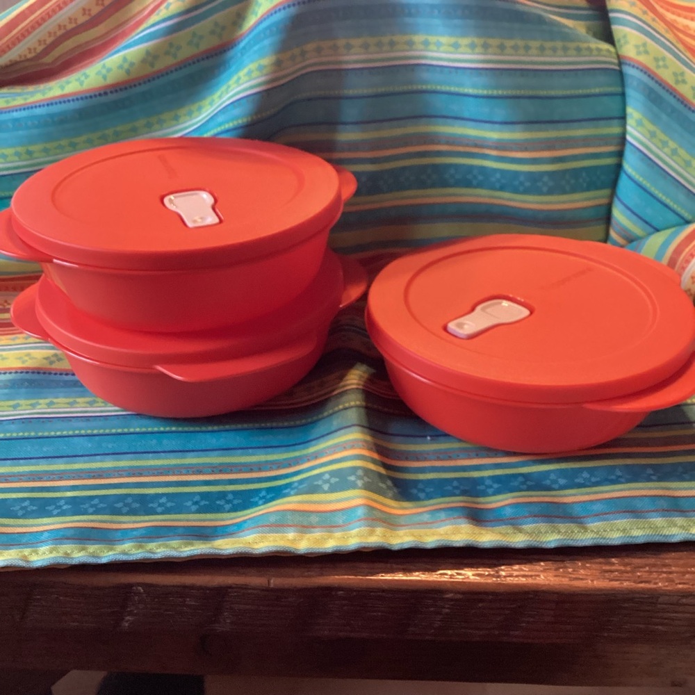 Tupperware CrystalWave Plus Round - set of 3 in Hot Pepper